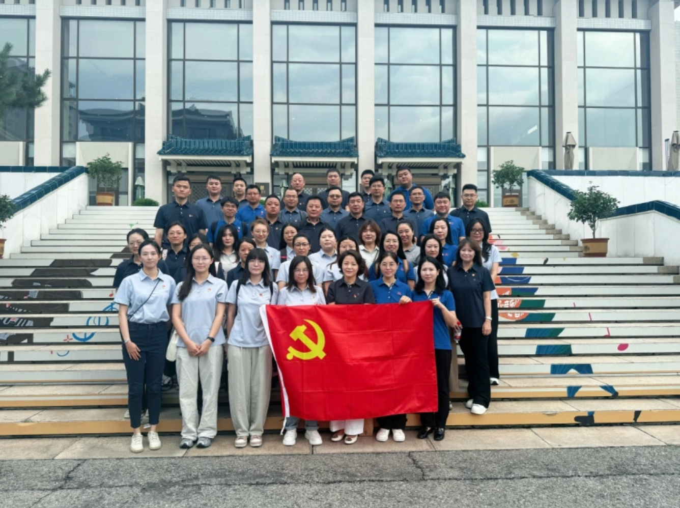 銘記歷史，砥礪前行—— 中建材信息各黨支部開展《南京照相館》觀影活動(dòng)